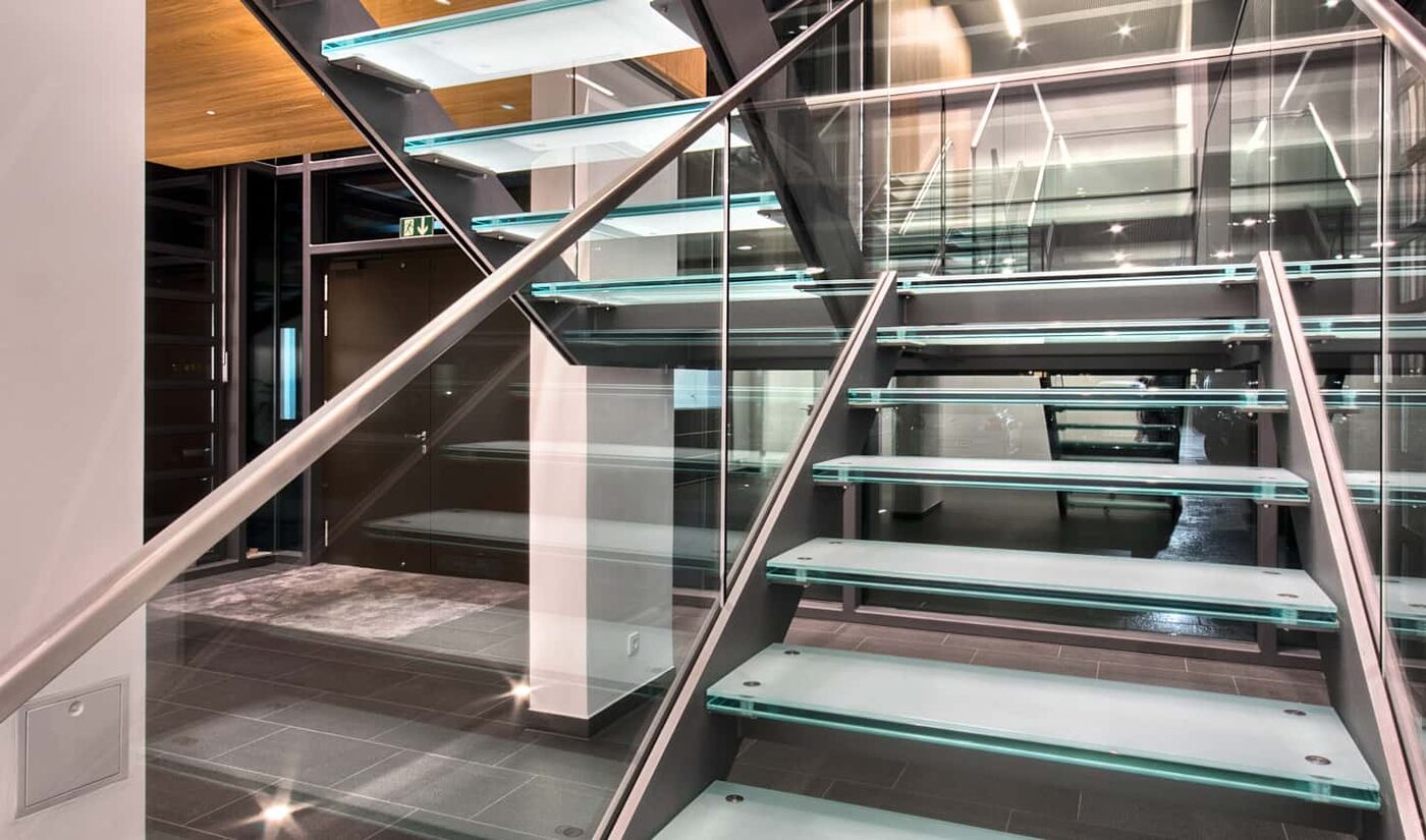 Innentreppe mit Glasstufen und Ganzglasgeländer von Düsediekerbäumer Metallbau