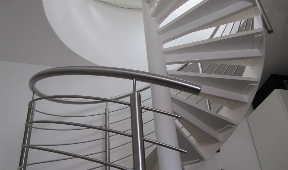 Spindeltreppe mit Edelstahlgeländer