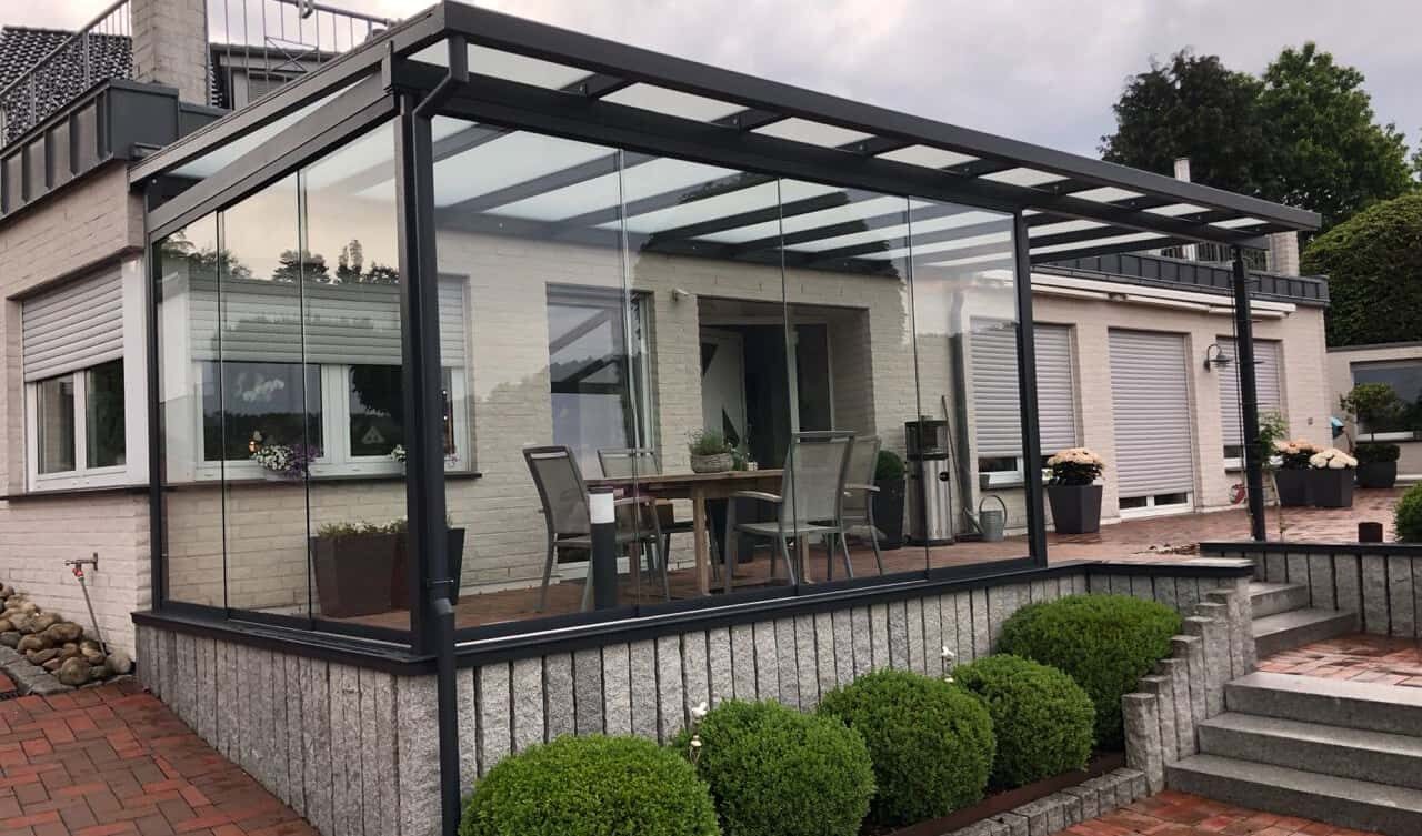 Terrassenüberdachung mit Glas-Schiebewand von Düsediekerbäumer Metallbau